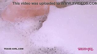 Jak ta krásná bruneta tak tvrdě vyvrcholí v sexy vaně?