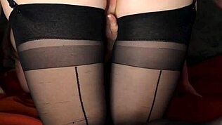 Salope 18+ Penchée dans une Scène Maison Prend Bite en Levrette pour Creampie Anal