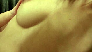 Szeretem, ahogy Rina japán pinája bepárásodik a vibrátortól