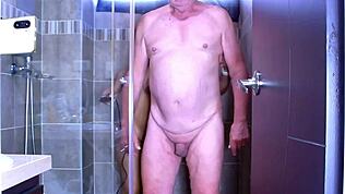 Náhled na happy end ve sprše s agarabas a olpr, close up na přirozenýma kozy a kundu