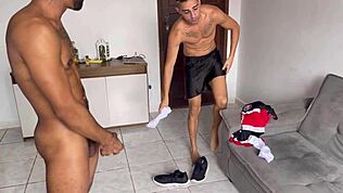 Twink s obřím pérem dostane orál od amatérky s velkými kozami