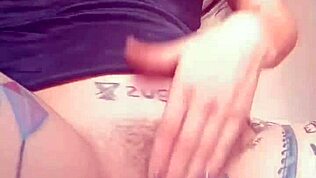 Baba z wielkimi ustami pokazuje się i mocno się palcuje