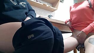 Due sorellastre sborrano due volte masturbandosi insieme in cucina