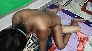 Hej, podívej na retro modrý film s mojí přítelkyní a její kamarádkou 😏