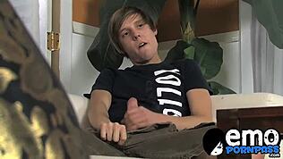 Les twinks super chauds Atlanta et Kaiden échangent leurs bites dures dans la chambre !