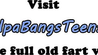 جد يبلغ 50 ينحني بنت صدرها كبير للوضع الكلبي