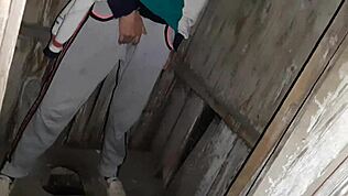 Fångade min granne onanera i gatutoalett och gick med för lesbisk kul