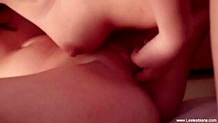 Lezbijski ljubiteljici poljubljata pički?