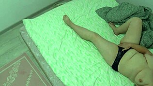 隐藏摄像头捕捉熟女老婆自慰到高潮