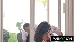 अरे, यह किंकी स्टीपफैमिली थ्रीसम देखो, वाइल्ड और टैबू हो रहा है! 😜