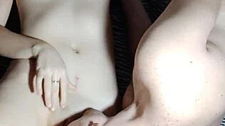 Dilettante Asiatica Fa un Orale Bollente in Posizione 69