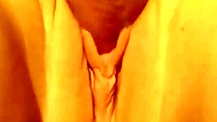 Pauzão enche bucetinha fofa de gozo