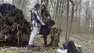 Ormanda sert sikilen büyük göğüslü kız, bacaklar sonuna kadar açık