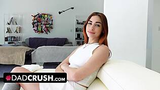 Hoikka punapääinen stepdaughter jättää koulun ja filmaa kiihottavia klippejä faneille netissä.