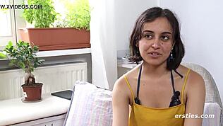 Jasmina vingers haar natte kutje close-up naar wild orgasme