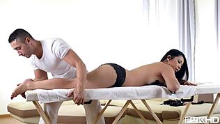 قنبلة مفلسة تيغر بينسون تتناك في كسها المثقوب من مدلك محترف