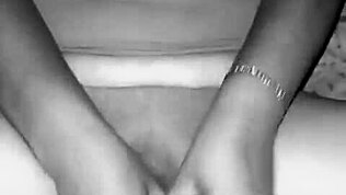 כוכבת לטינית מזדיינת עם ויברטור לפני זין שחור ענק