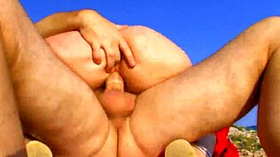 Hnědovlasá milfka omáčknutá a pak tvrdě mrdaná s kondomem