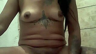 Saf Usik Dengan Aksi Hardcore Basah Pada Batang Besar Dalam Mainan Muda