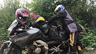 Nymphofist meleg motoros csábít extrém anál játékkal az úton!