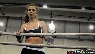 Tieto drzé amatérske lesbičky sa bijú v zábavnej mačacej bitke