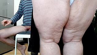 Como os peitos caídos e a bunda incrível da sogra me deixam tão excitado?