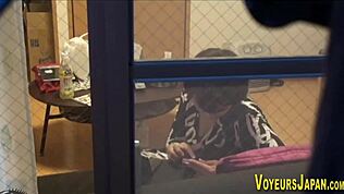 Lesbian Jepun Ditangkap Jari di Tempat Awam Luar! 😳