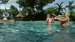 Bu şık lezbiyenlerin sıcak 3'lüde amlarıyla oynadığını izliyorum