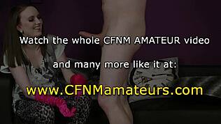 Babe Dilettante Succhia Cazzo Piccolo in Calze per Seghetta HD