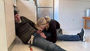 Presneto! Vroča žena sesa ogromen kurac vodovodarju v kuhinji s spermo v ustih