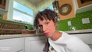 Јо, маћехини колачићи натерају све дечке да свршавају у дворишту! 🍪