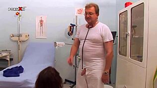 Piss-liebende Huren teilen glücklichen Schwanz