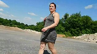 Sumbat di taman! Istri exhibitionist flash pantat gempal di mobil umum!