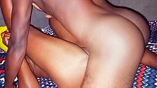 Tengo a otra vecina nueva en la cama, machacando su coño jugoso a lo perrito con fuerza