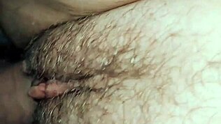 Incroyable... la MILF Innessa Kiss joue avec sa chatte et un jouet en gros plan !