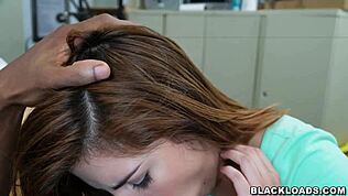 Het brunett tar massiv svart kuk i vild casting-session