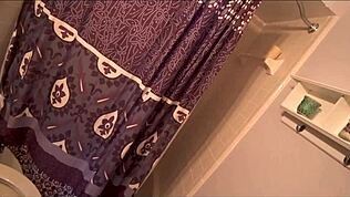 Csintalan Játék a Mostoha Barátjával, Sara St Clairrel a Zuhany alatt