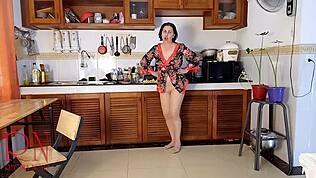 แม่บ้านถุงน่องถอดผ้าเมดในครัวจนน้ำแตก