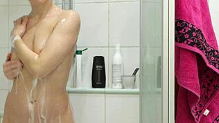 शावर में फोन छुपाकर सौतेली माँ को नहाते हुए फिल्म किया! 😜