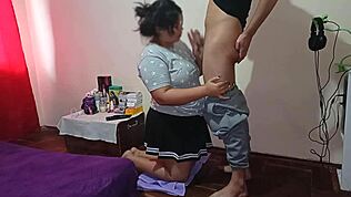 새엄마 방에 들어가서 그녀의 애무에 참을 수 없는 욕망을 느껴