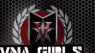 blonde aux gros seins vicky vette utilise gros godemichés pour défoncer son cul serré.