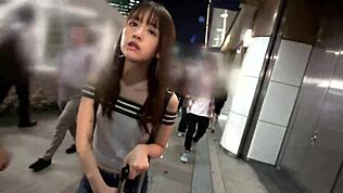 Dromend van idoolroem, heeft deze mooie zangeres intense seks met een fan