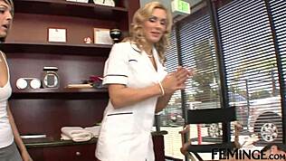 Je suis si nerveuse, première fois masseuse utilisant un gode-ceinture sur une blonde