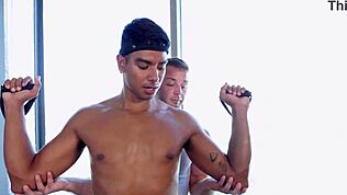 Colegi de antrenament devin transpirați și se joacă cu pulele tari după antrenament.