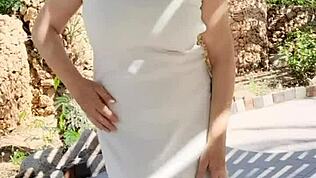 Rintava MILF Mariaold väläyttää pillua ja puhuu likaisesti lähikuvauksella.