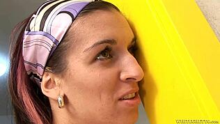 Gina Jane เลียปากในฉากร้อนนี้