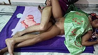 Vau, indijska seksi devojka u divljoj akciji u spavaćoj sobi, tako vruća!