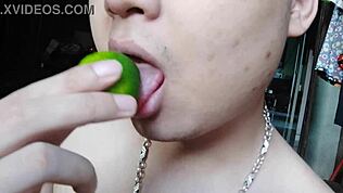 Kitajska lepotica divje liže in drka svojo mokro pičko na clo-upu