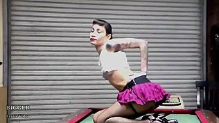 Hej Camille, redo att bli vild på det här biljardbordet?