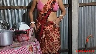 Mann, ich liebe es, meiner Desi-Frau beim Ficken in unserer Dorfküche zuzusehen!